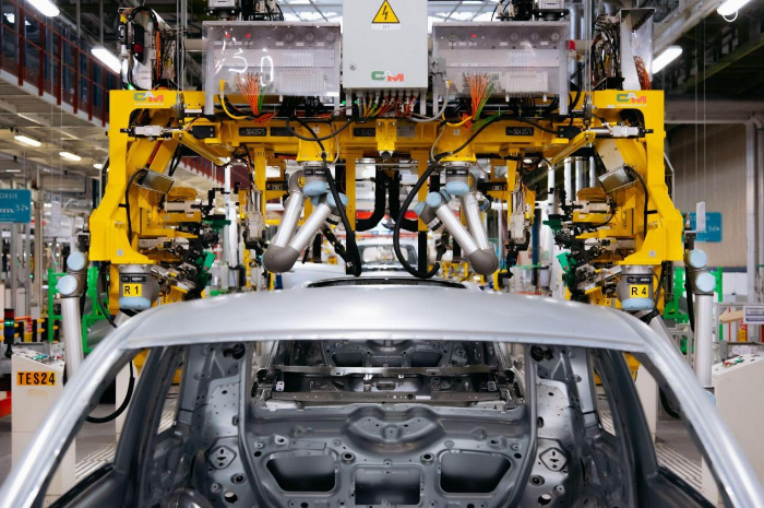 活躍在汽車(chē)生產(chǎn)線(xiàn)上的優(yōu)傲協(xié)作機(jī)器人UR10靈活作用大！