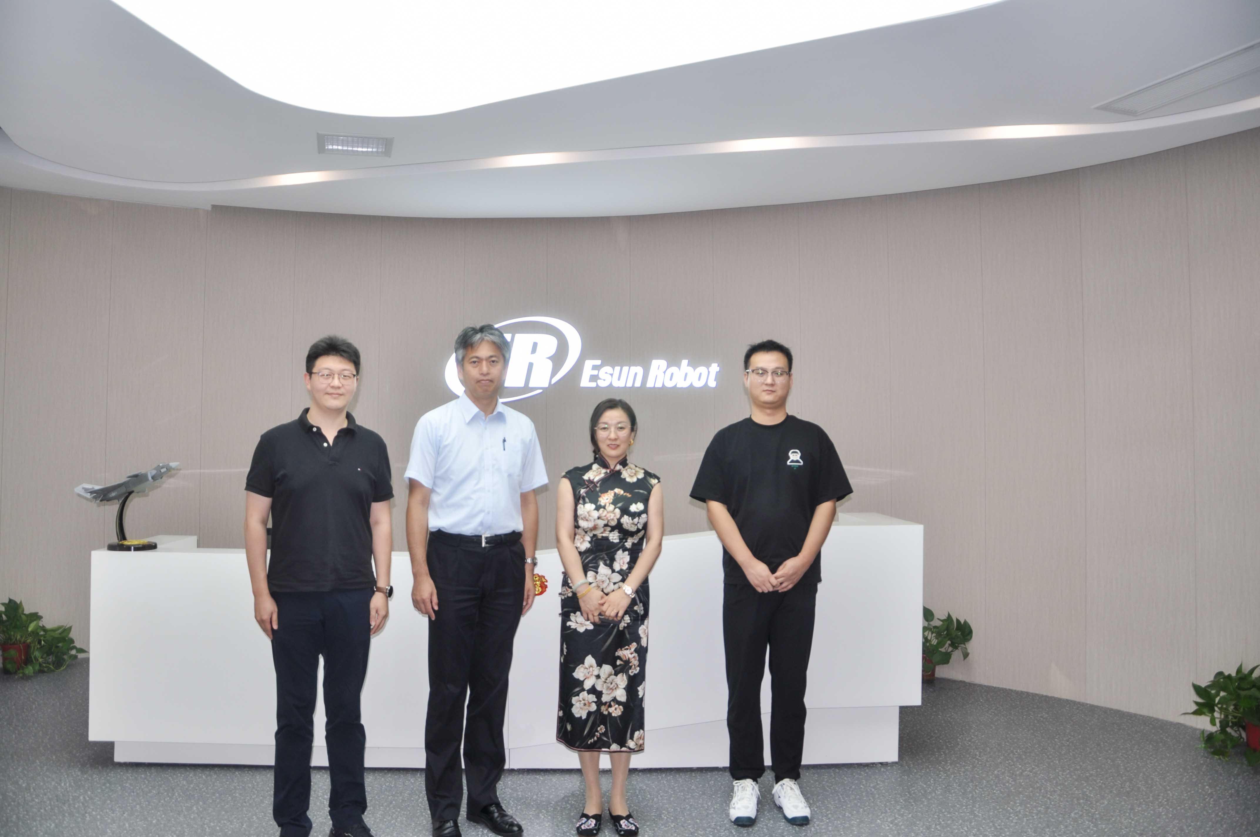 熱烈歡迎EPSON巖崎副總經(jīng)理一行蒞臨鎰升機器人參觀！